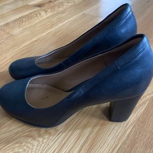 Clarks black leather pumps. Size 7